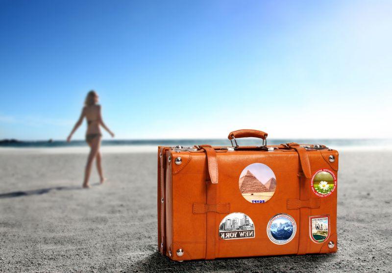 海滩上的手提箱