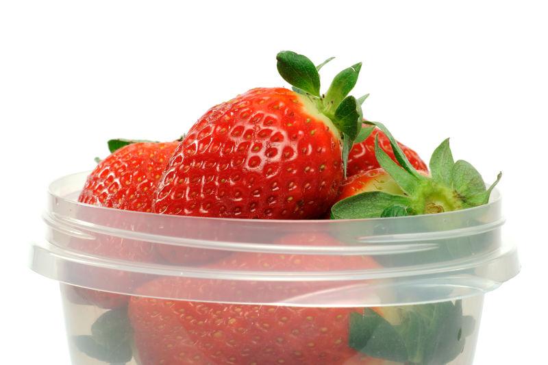 白色背景下放在碗中的草莓