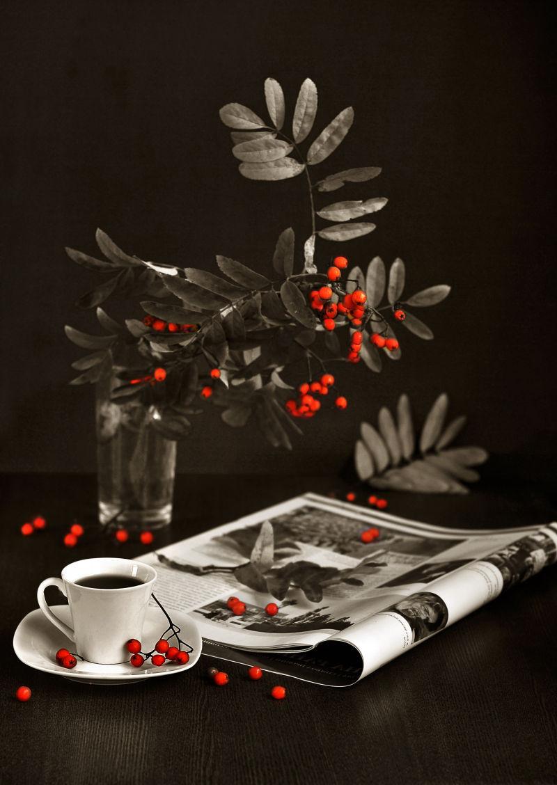 黑色背景中红色的山茱萸和咖啡杂志