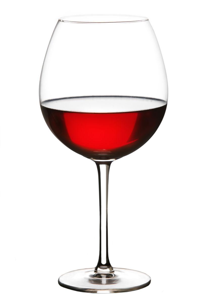白色背景下高脚杯里的红葡萄酒