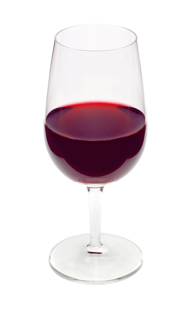 白色背景下高脚杯里面的红葡萄酒
