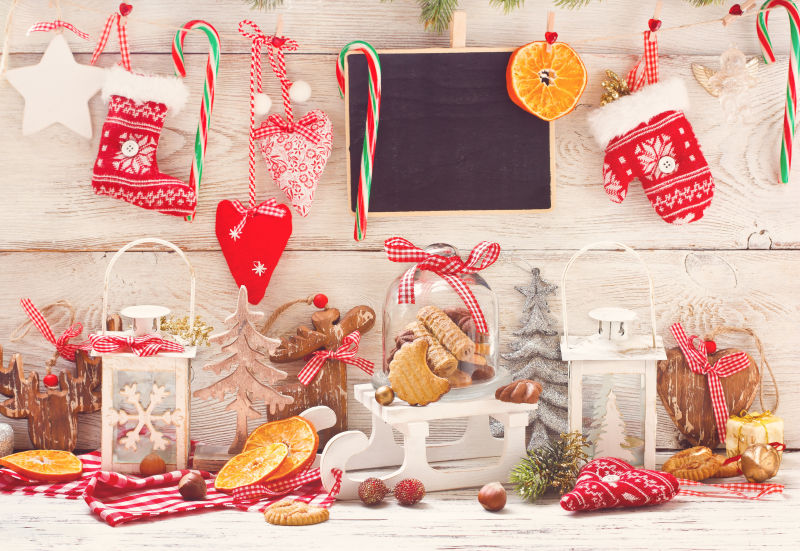  木制背景上的各种圣诞装饰品和食物
