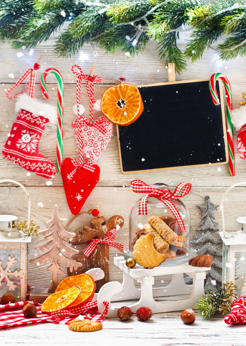 木制背景上的各种圣诞装饰品和饼干