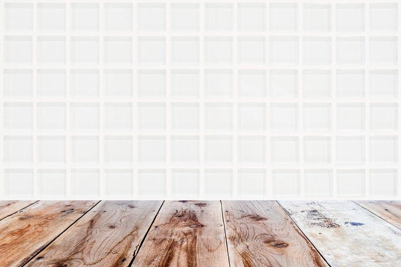 白色镶嵌玻璃背景前的木板