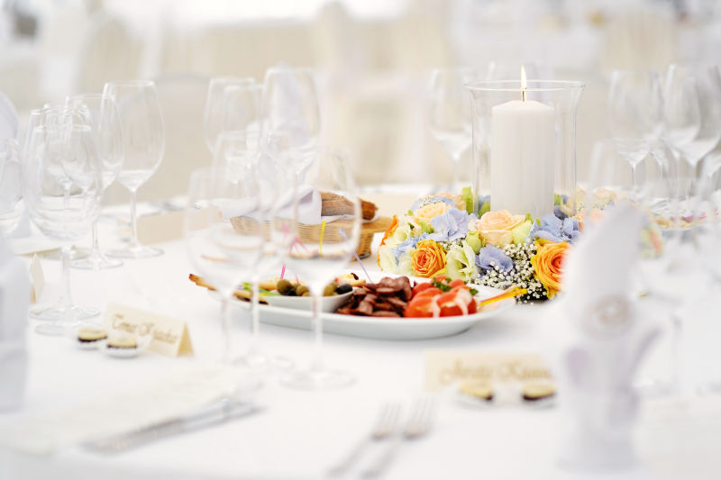 洁白餐桌上的花朵和食物