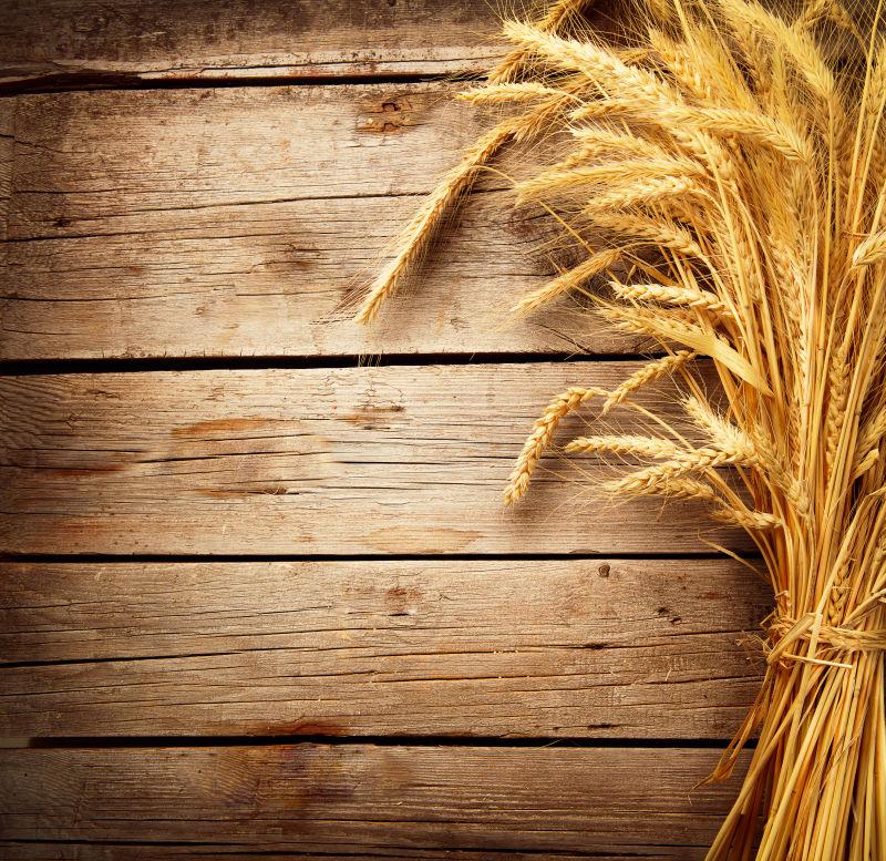 放在木板上的成熟的一束小麦