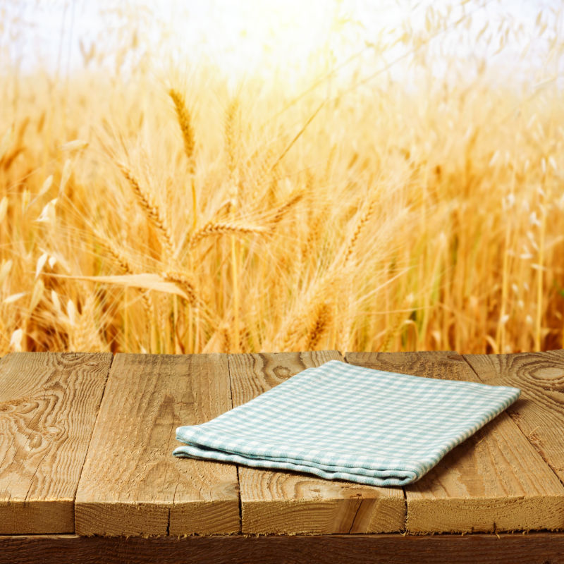 木桌上的手帕与小麦