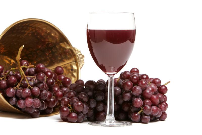 红葡萄和一杯红葡萄酒