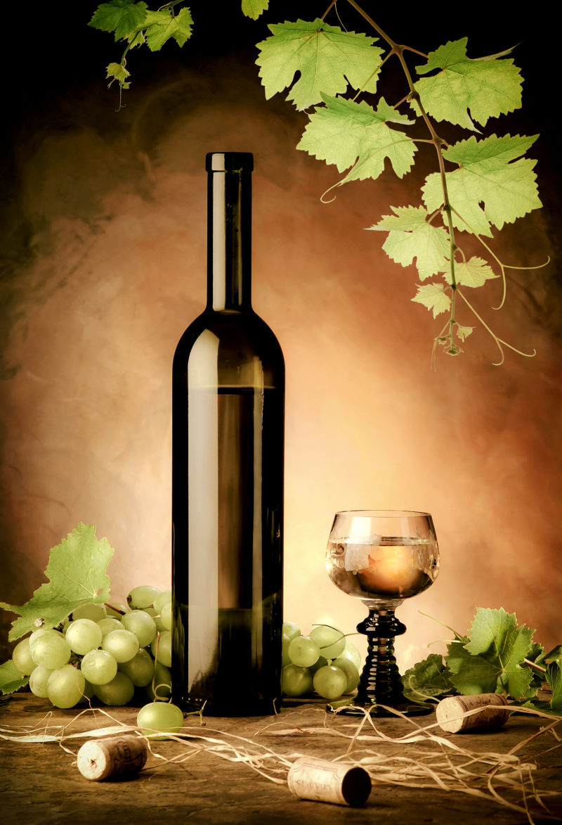 木桌上的葡萄与葡萄酒瓶