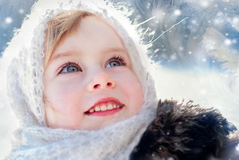在风雪中的快乐的小女孩