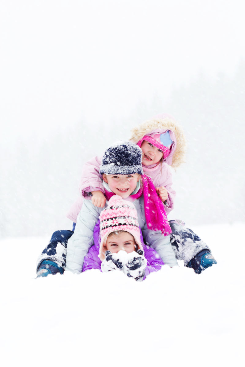 三个正在快乐玩雪的孩子