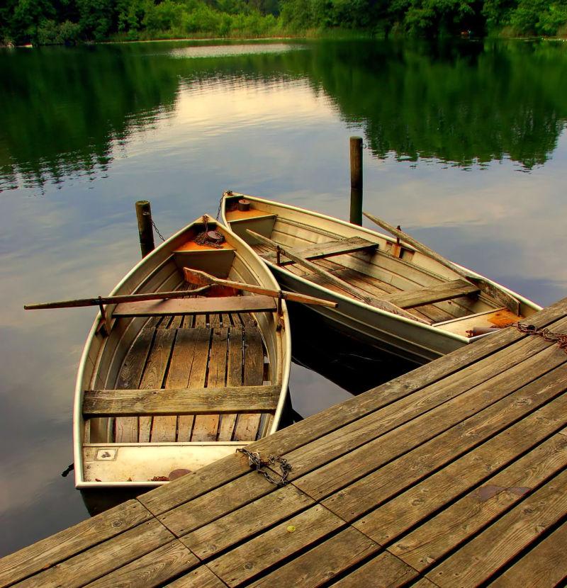 湖面上的两只木划船