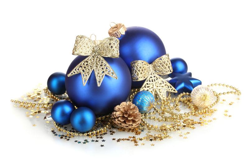 白色背景上的金色和蓝色的圣诞节装饰品