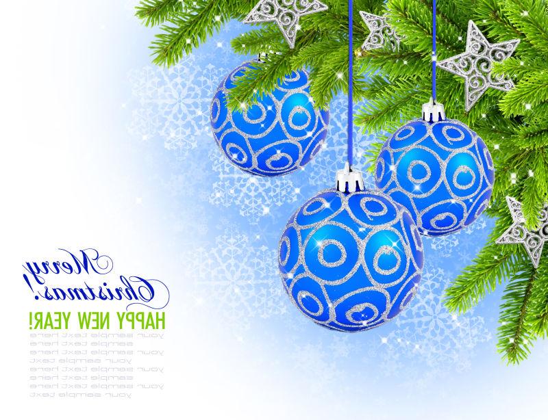 白色背景上绿色松树旁的银色和蓝色的圣诞节装饰