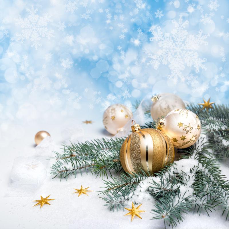 有雪和圣诞树枝的背景上的金色和银色的圣诞节装饰