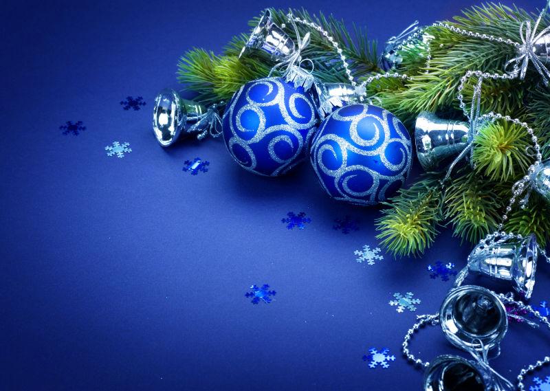 蓝色背景上的银色和蓝色的圣诞节装饰球