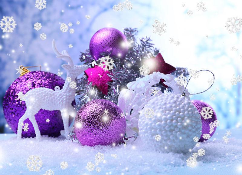 白色背景上的紫色和白色的圣诞节装饰球