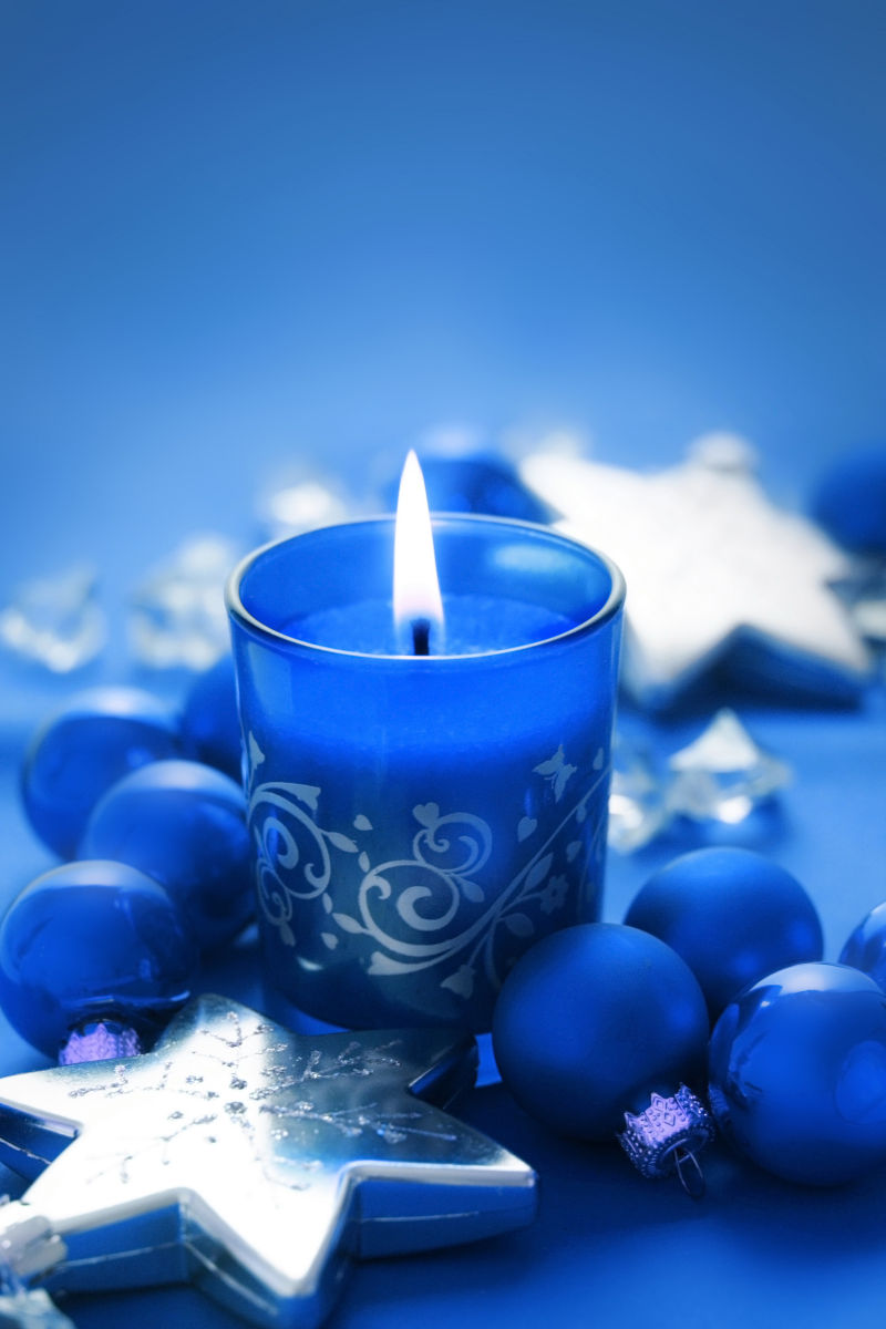 蓝色背景的圣诞蜡烛和装饰品