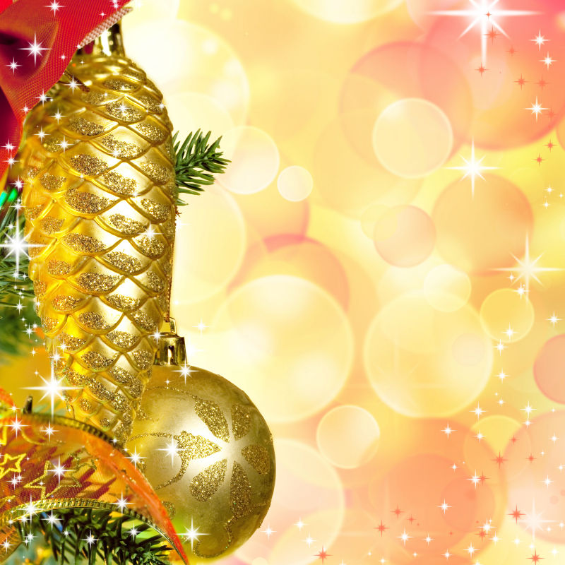 金色闪光背景中的圣诞装饰品