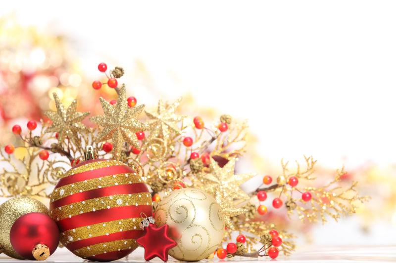 白色背景上圣诞节红色和金色的装饰