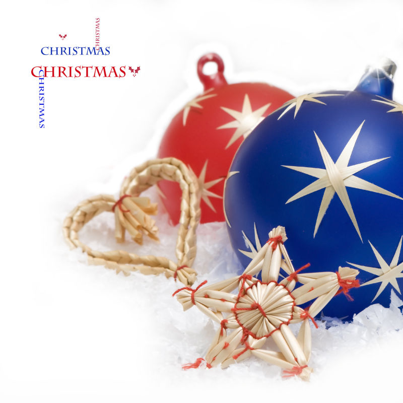 白色背景上的稻草星星和蓝色红色的圣诞节装饰球
