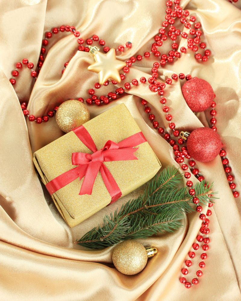 圣诞节亮丽的礼物和圣诞装饰品