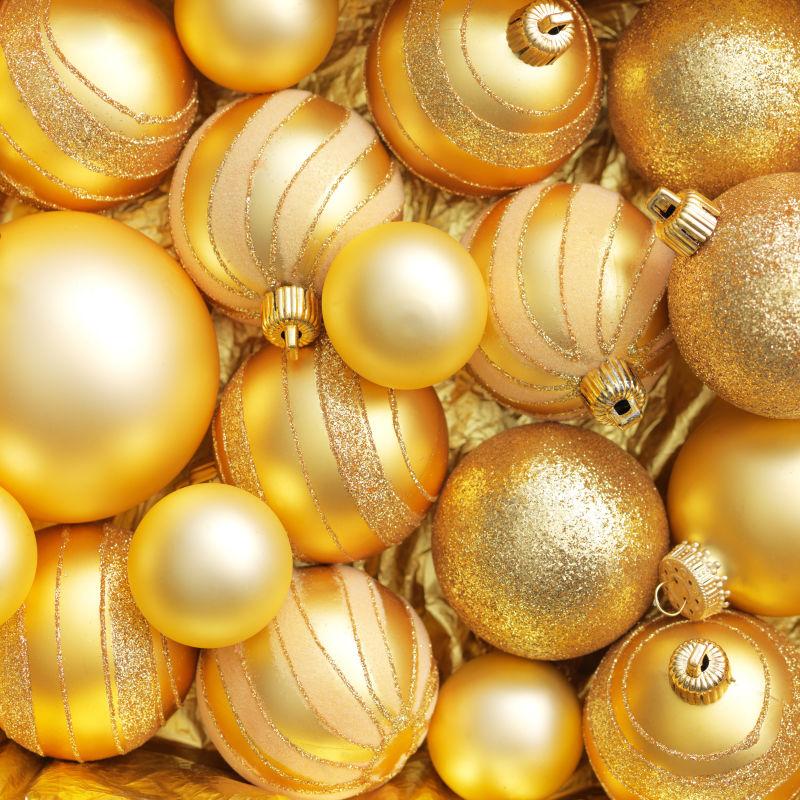 金色的大小不一的圣诞球