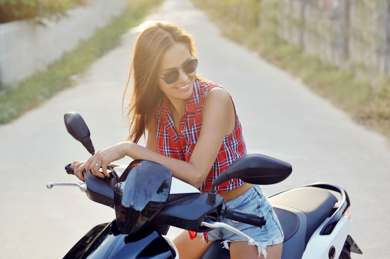 骑摩托车的时髦女子