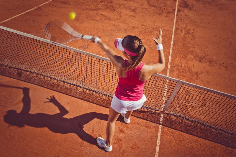 年轻女子在打网球