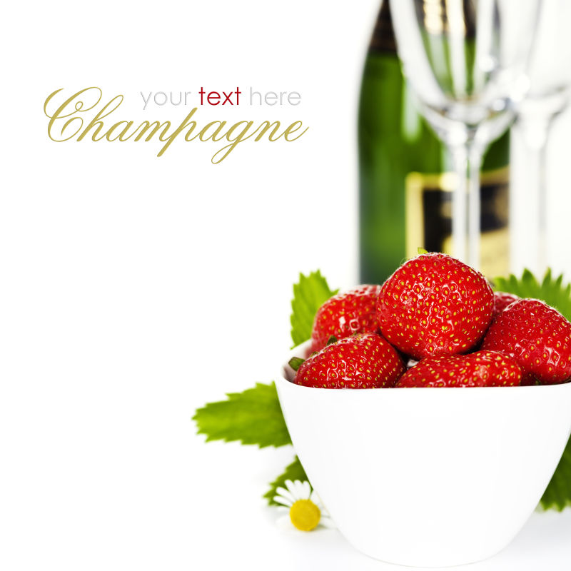 香槟酒前放着草莓的白色碗