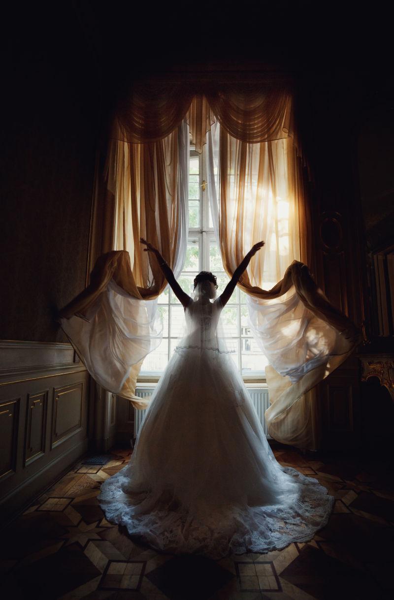 窗户边新娘迷人的背影