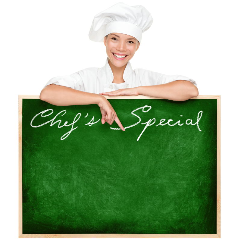 美丽的年轻女厨师举行显示空白厨师特别餐馆菜单黑板
