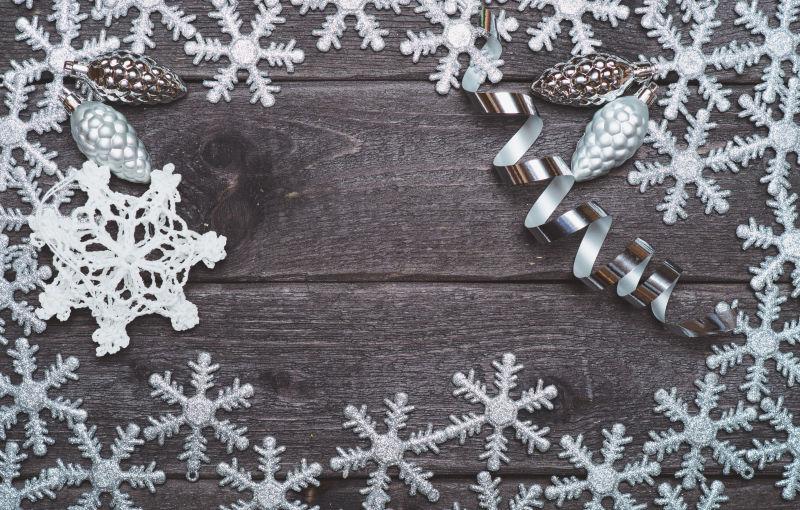 木制背景下的银圣诞装饰