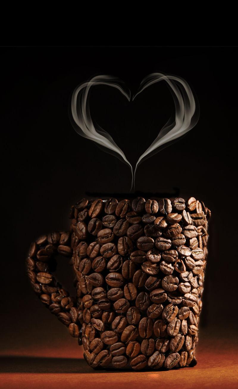 一杯有心脏的烟雾褐色咖啡豆