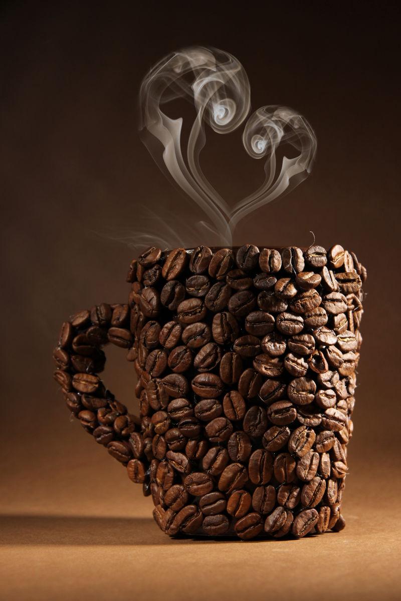 一杯有心脏的烟雾的咖啡豆