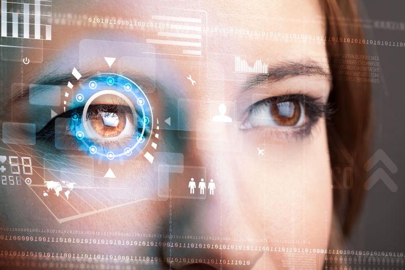 未来妇女与眼睛系统瞳孔扫描概念
