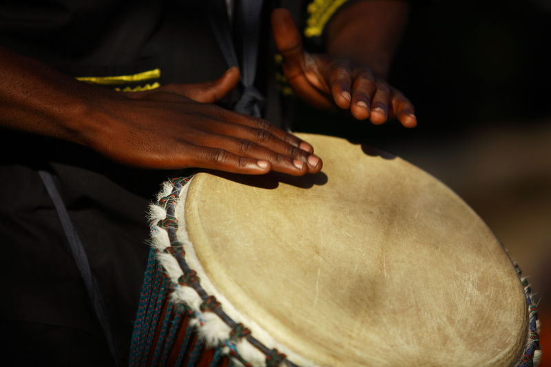 非洲鼓手在击打乐器