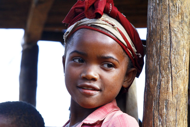 非常美丽的马达加斯加孩子在贫苦中微笑