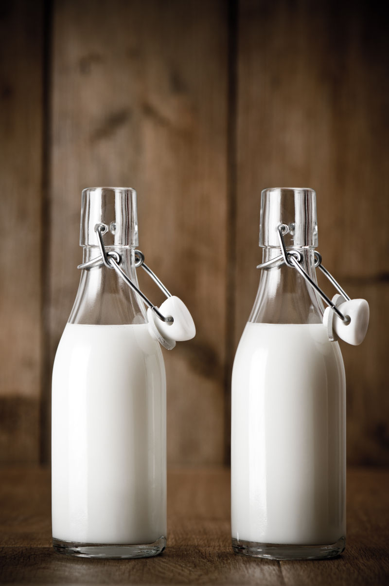 木桌上的两瓶牛奶