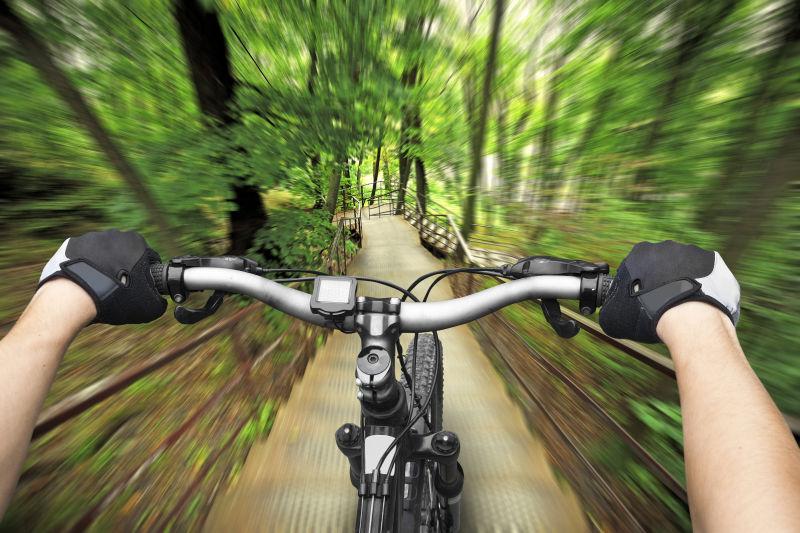 森林里的自行车速降