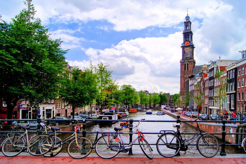 阿姆斯特丹运河上的自行车衬砌自行车