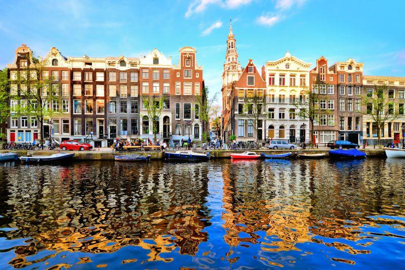 黄昏时分的阿姆斯特丹运河房屋