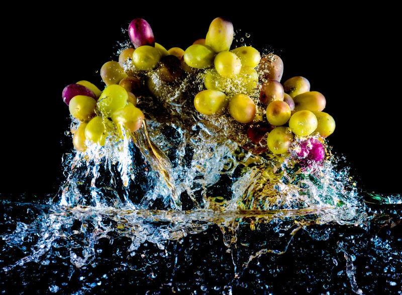 抽象葡萄在水中