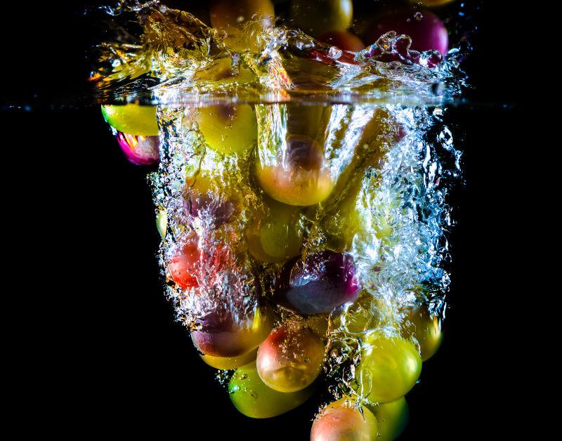 抽象水果葡萄在水中