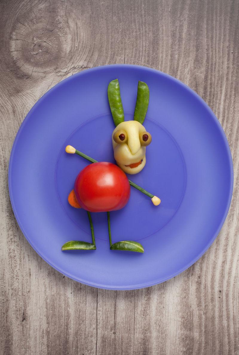 盘子里的蔬菜兔子