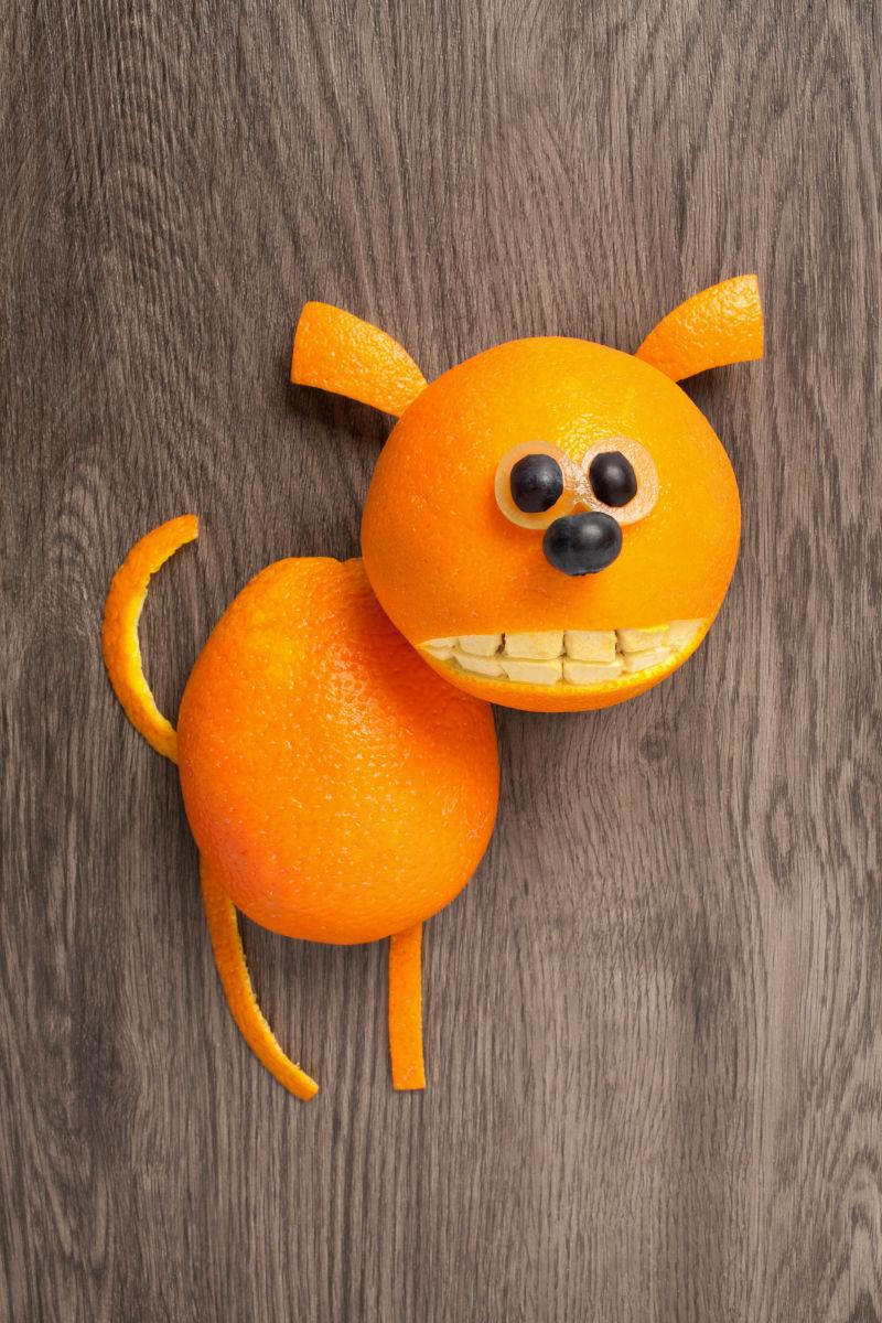 木板上用水果搭成的可爱小狗