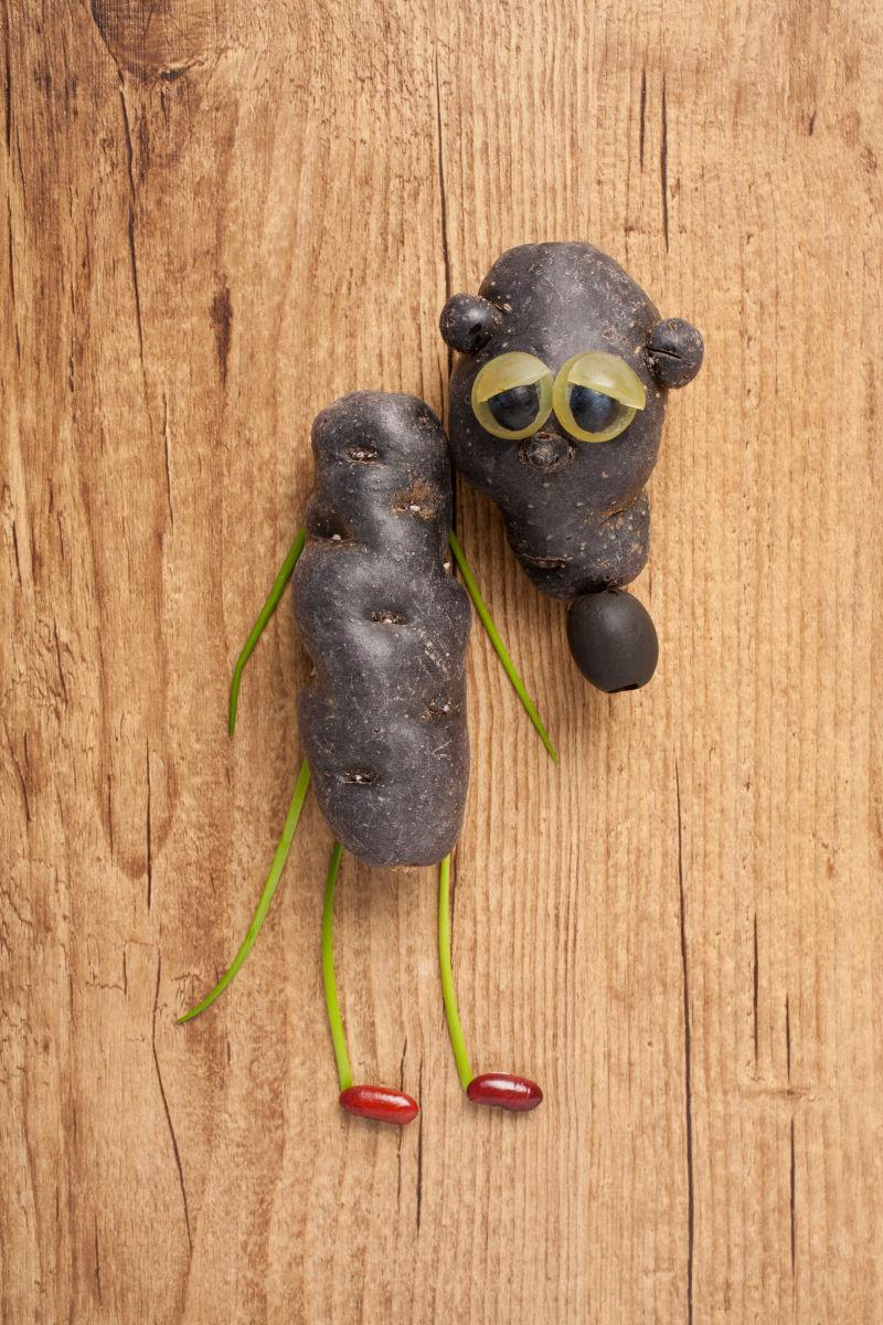 木板上蔬菜搭成的老鼠