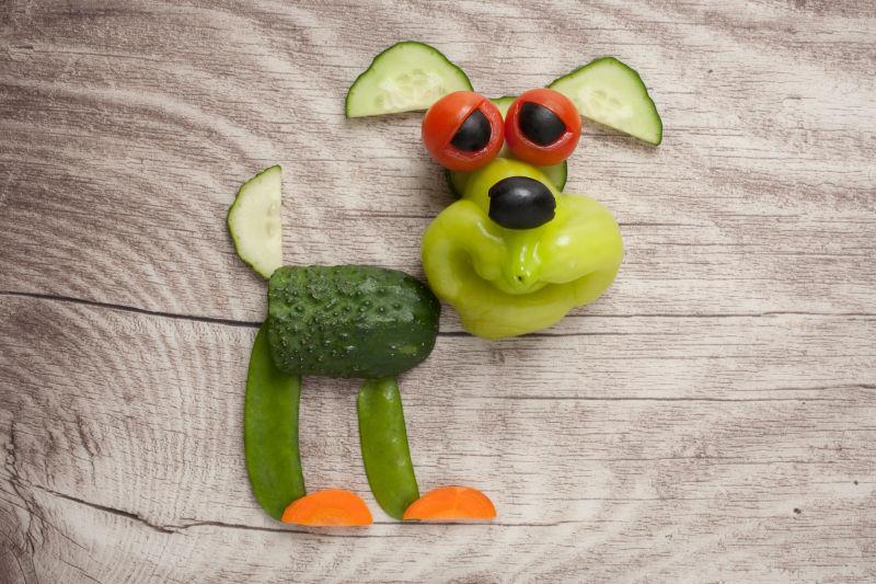 木板上蔬菜搭成的可爱小狗