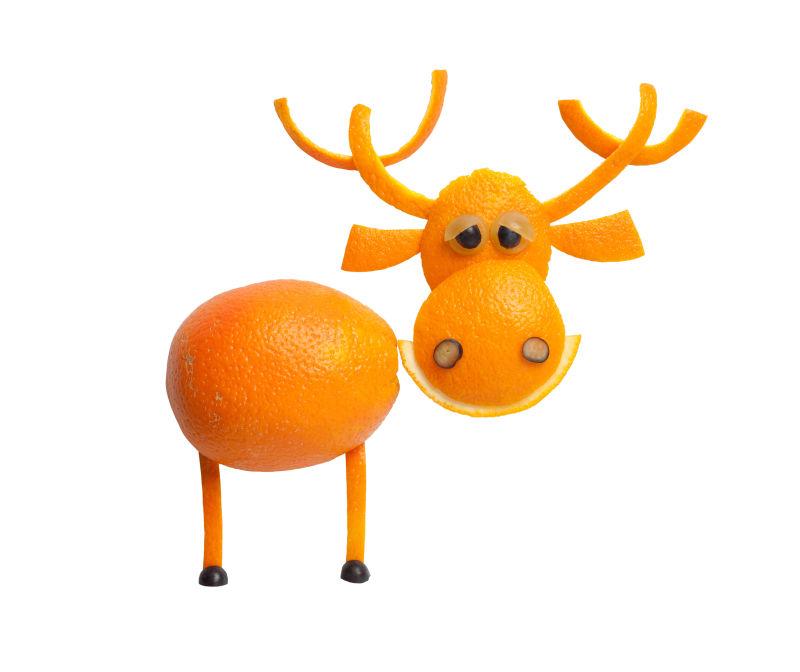 白色背景上用橘子做成的小鹿