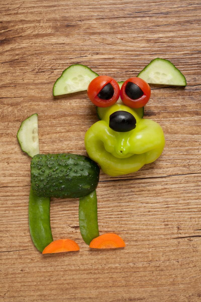 木板上蔬菜搭成的哈巴狗